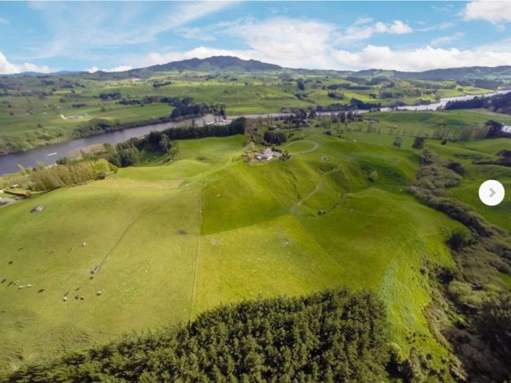 Above The River Karapiro Bed & Breakfast エクステリア 写真