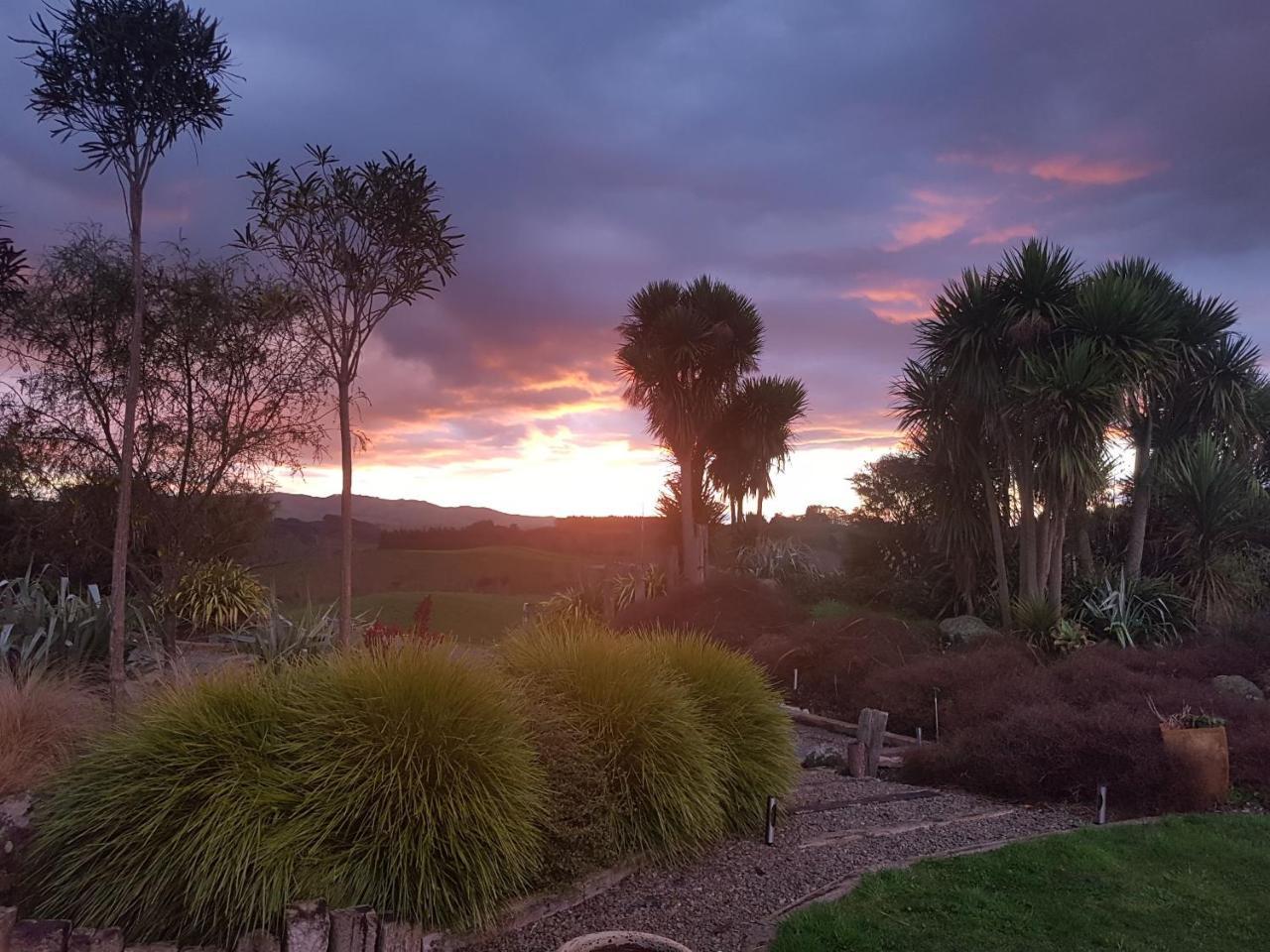 Above The River Karapiro Bed & Breakfast エクステリア 写真