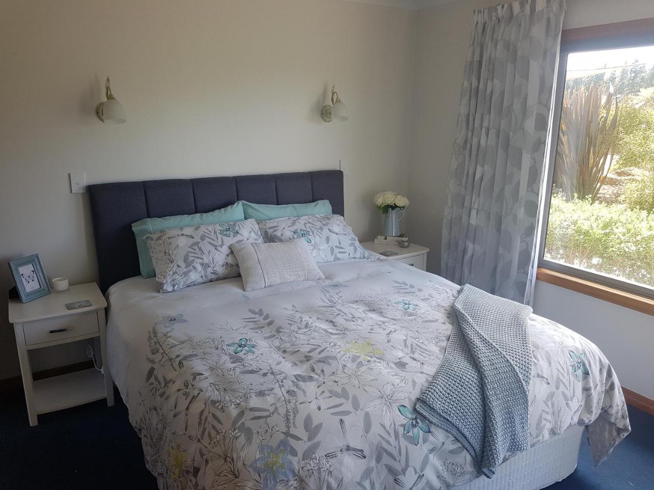 Above The River Karapiro Bed & Breakfast エクステリア 写真