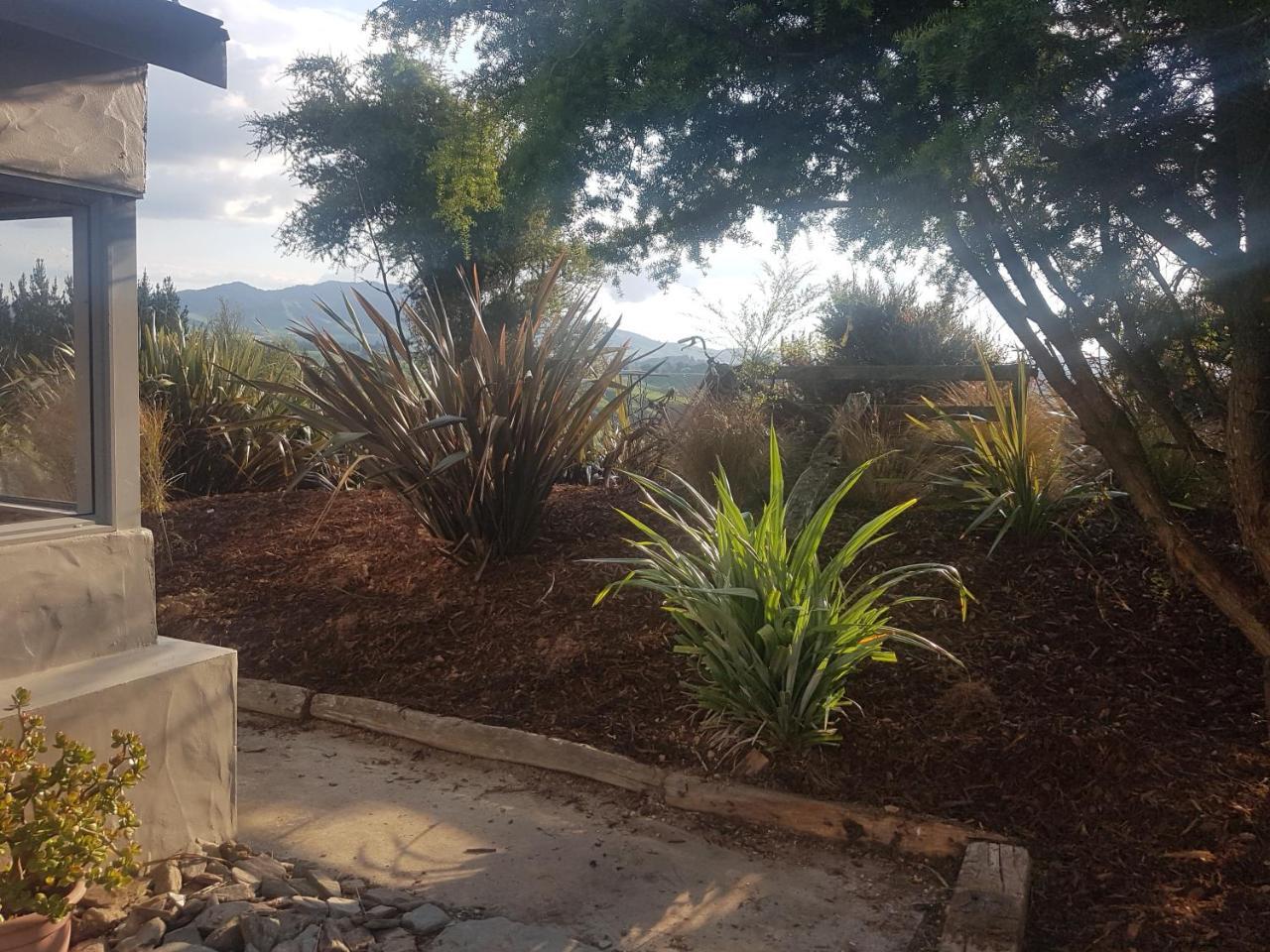 Above The River Karapiro Bed & Breakfast エクステリア 写真