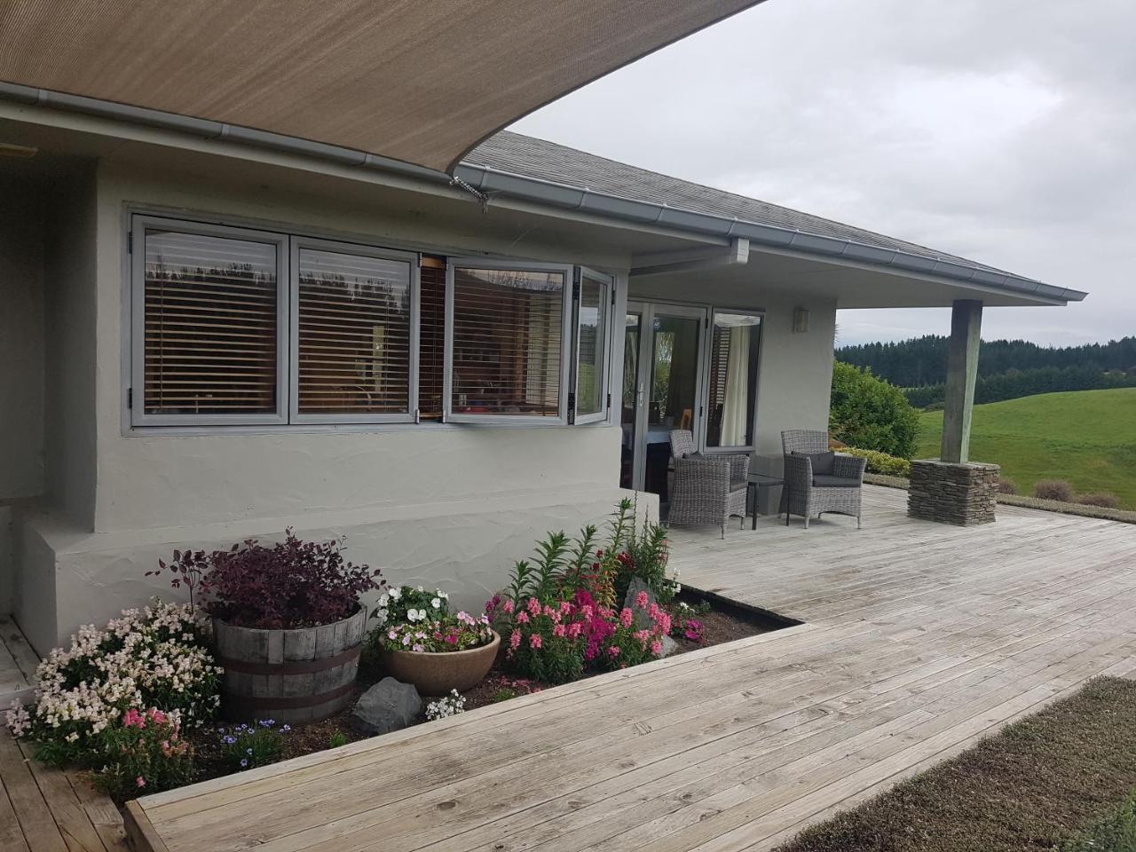 Above The River Karapiro Bed & Breakfast エクステリア 写真